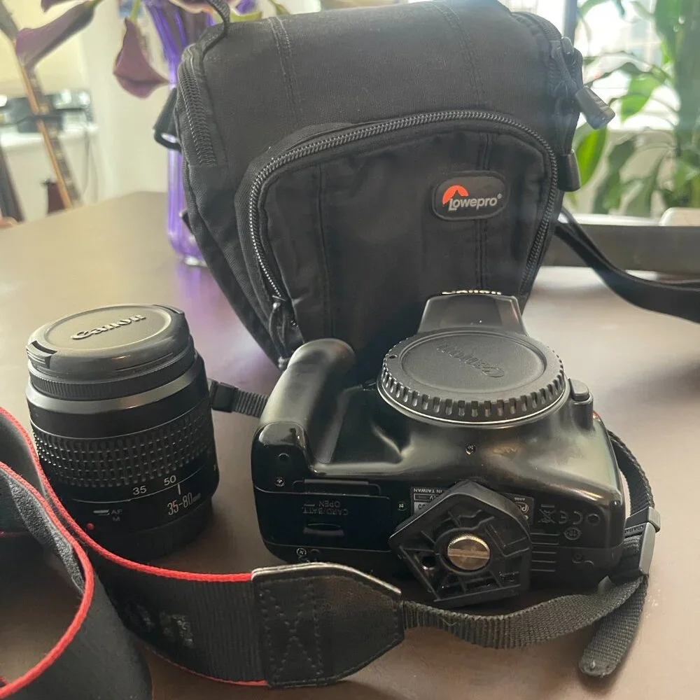 Canon Eos Rebel t3 dslr camera (Charger, Battery & Bag Included) (2011 Model)